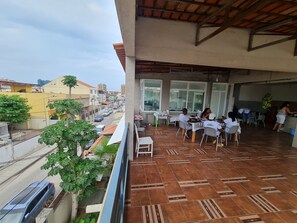 Outdoor dining - Lovely 1-bed Apartment in Luanda (Luanda)