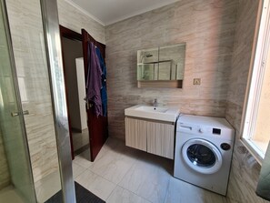 Appartement | Salle de bain | Douche, serviettes fournies