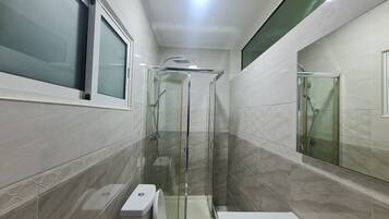 Ferienhaus | Badezimmer | Dusche, Handtücher