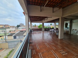 House | Property grounds - Guest House Sleeps 14 With Terrace (Luanda)