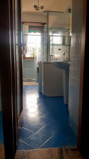 Sèche-cheveux, serviettes fournies, savon, papier toilette