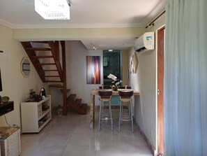Dining - Triplex Pé na Areia, Cond. Fech, 3 Suítes, 4 WC, Acomoda 10 Pessoas, Petfrendly (Praia Forte)