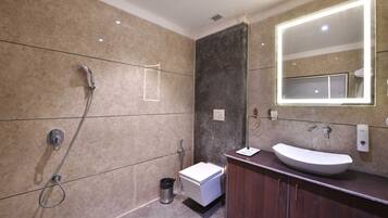 Habitación Deluxe doble | Baño | Artículos de higiene personal gratuitos