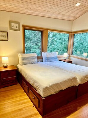 2 bedrooms, desk, iron/ironing board, free WiFi