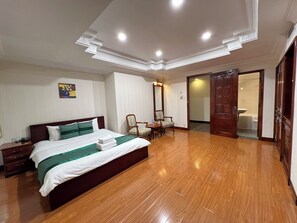 Studiosuite, elveutsikt | Minibar, safe på rommet, strykejern/-brett og wi-fi (inkludert)