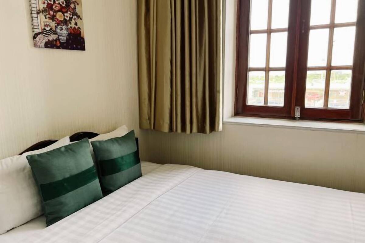 Minibar, in-room safe, iron/ironing board, free WiFi