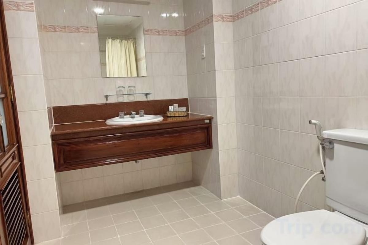 Salle de bain | Articles de toilette (gratuits), séchoir à cheveux, pantoufles
