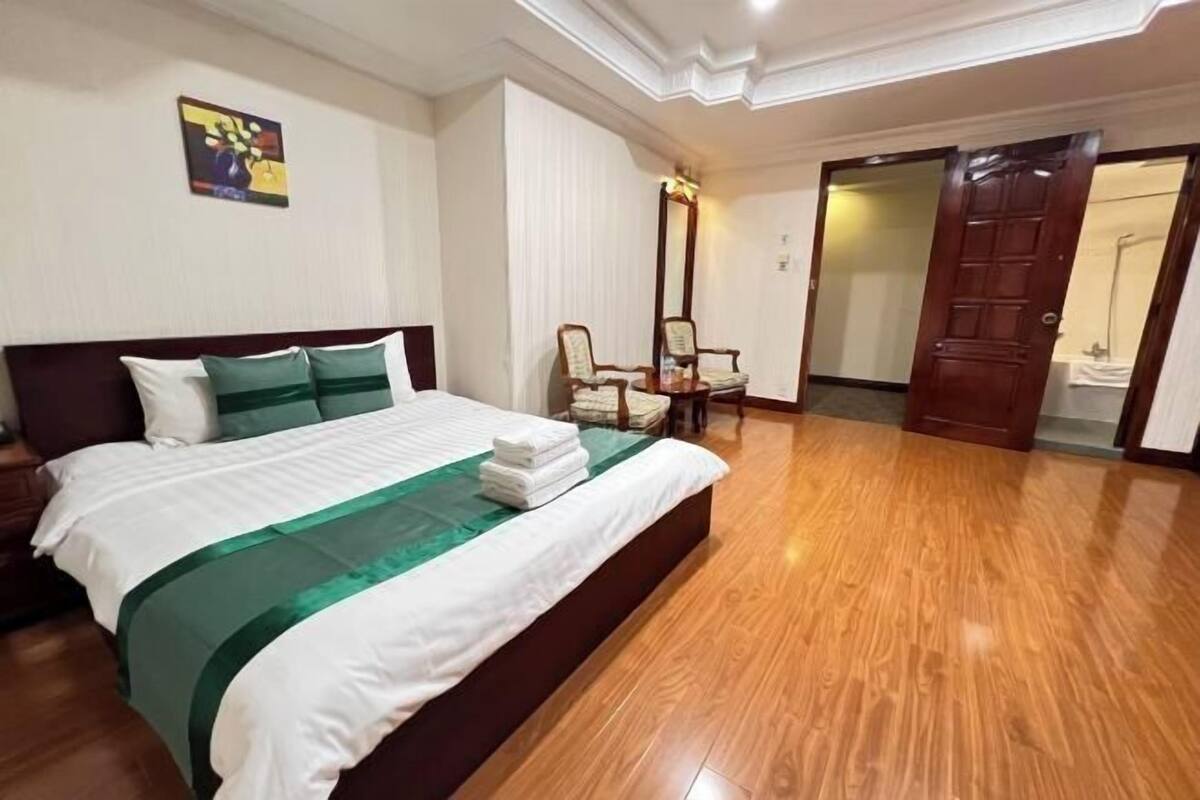 Minibar, brankas, setrika/meja setrika, dan Wi-Fi gratis