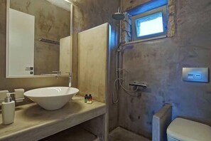 Deluxe-Villa | Badezimmer | Dusche, Hydromassagedusche, Designer-Toilettenartikel, Haartrockner