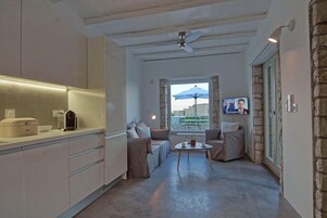 华丽别墅 | 起居区 | 42-英寸智能电视（配备卫星频道）