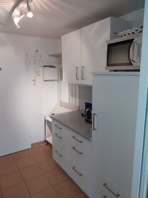 Kühlschrank, Ofen, Wasserkocher mit Kaffee-/Teezubehör, Toaster