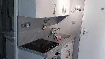 Kühlschrank, Ofen, Wasserkocher mit Kaffee-/Teezubehör, Toaster