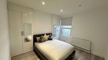 3 habitaciones, escritorio, tabla de planchar con plancha y wifi