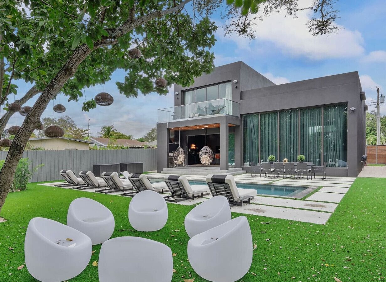 Lux Villa with Pool in Design District / Sleeps 12