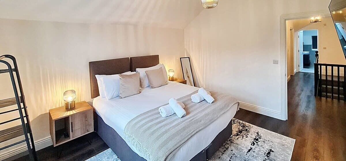 5 bedrooms, desk, iron/ironing board, travel cot