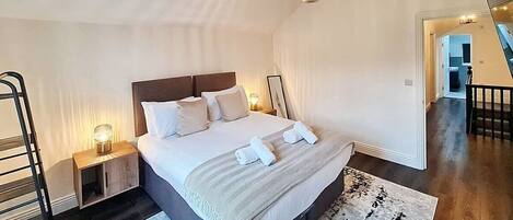 5 bedrooms, desk, iron/ironing board, travel cot