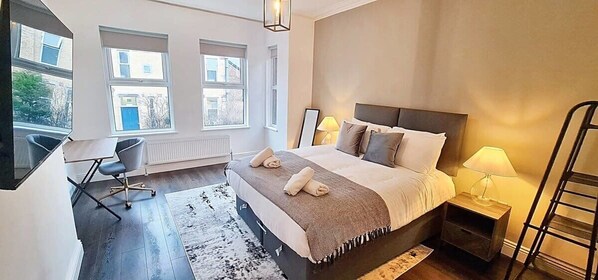 5 多间卧室、办公桌、熨斗/熨衣板、旅行婴儿床