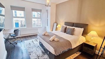 5 soverom, skrivebord, strykejern/-brett og reiseseng for barn