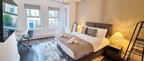 5 عدّة غرف نوم ومكتب ومكواة/لوح كي وسرير سفر