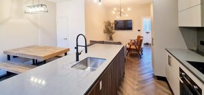 Kylskåp, mikrovågsugn, ugn och spishäll