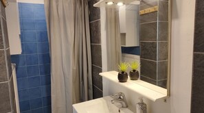 Secadora de cabello, jabón, shampoo, papel de baño 