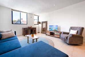 TV - Bondi Beach Lifestyle Living w Pool and Parking (Bondi)