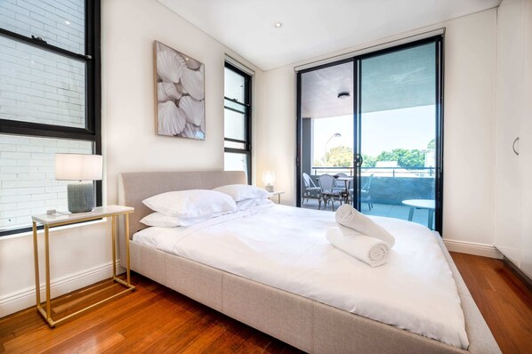 2 bedrooms, desk, iron/ironing board, travel cot - Bondi Beach Lifestyle Living w Pool and Parking (Bondi)