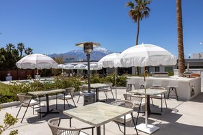 Outdoor dining - Bohemian Luxury Retreat in Desert Hot Springs (Desert Hot Springs)