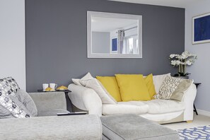 Smart TV, offices - Modern Home, 9 beds for Extended Stays, Free Parking (Reading)