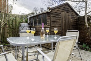 Outdoor dining - Modern Home, 9 beds for Extended Stays, Free Parking (Reading)