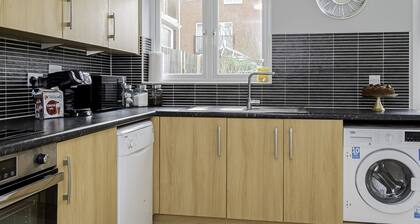 Modern Home, 9 beds for Extended Stays, Free Parking