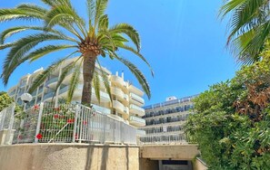 Exterior - Charming Studio with Terrace, 50m from Cala Font Beach, Pool, WiFi, A/C, Parking (Salou)