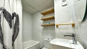 Towels - Charming Studio with Terrace, 50m from Cala Font Beach, Pool, WiFi, A/C, Parking (Salou)