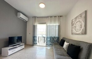 TV - Charming Studio with Terrace, 50m from Cala Font Beach, Pool, WiFi, A/C, Parking (Salou)