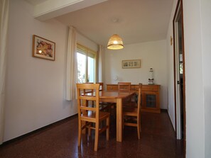 Dining - Seaside Villa with Garden, Solarium, and WiFi - 100m from La Farella Beach (Llançà)
