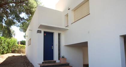 Haus mit Garten, 100m vom Strand La Farella entfernt, WLAN, Terrasse und privatem Stellplatz