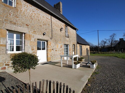 Maison de charme avec jardin, 3 chambres, proche Avranches, animaux acceptés, ménage inclus.