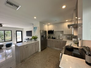 Kühlschrank, Mikrowelle, Ofen, Herdplatte