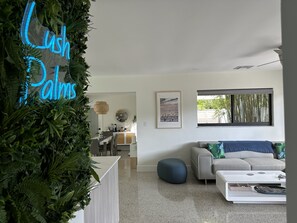 Lobby - Lush Palms - Serene Oasis, private home with pool and hot tub (Wilton Manors)