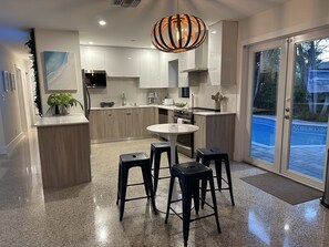 Fridge, microwave, oven, stovetop - Lush Palms - Serene Oasis, private home with pool and hot tub (Wilton Manors)