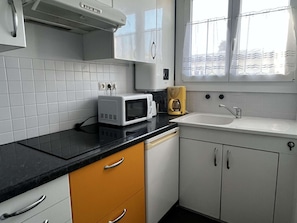 Micro-ondas, cafeteira/chaleira, torradeira
