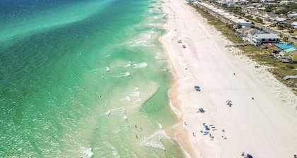 Modern Poolside Villa-steps to Beach