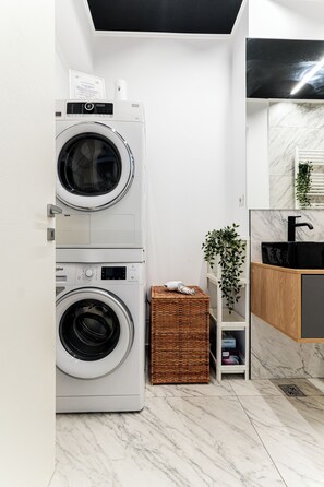Premium-Apartment | Badezimmer | Dusche, Regendusche, Haartrockner, Handtücher