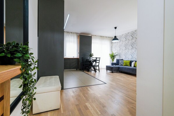 Premium-Apartment | Wohnbereich | 55-cm-Smart-TV mit Digitalempfang, Netflix, Streaming-Dienste