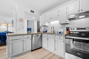 Fridge, microwave, oven, stovetop - Myrtle Beach Resort Unit B129 - Ocean Nearby (Myrtle Beach)