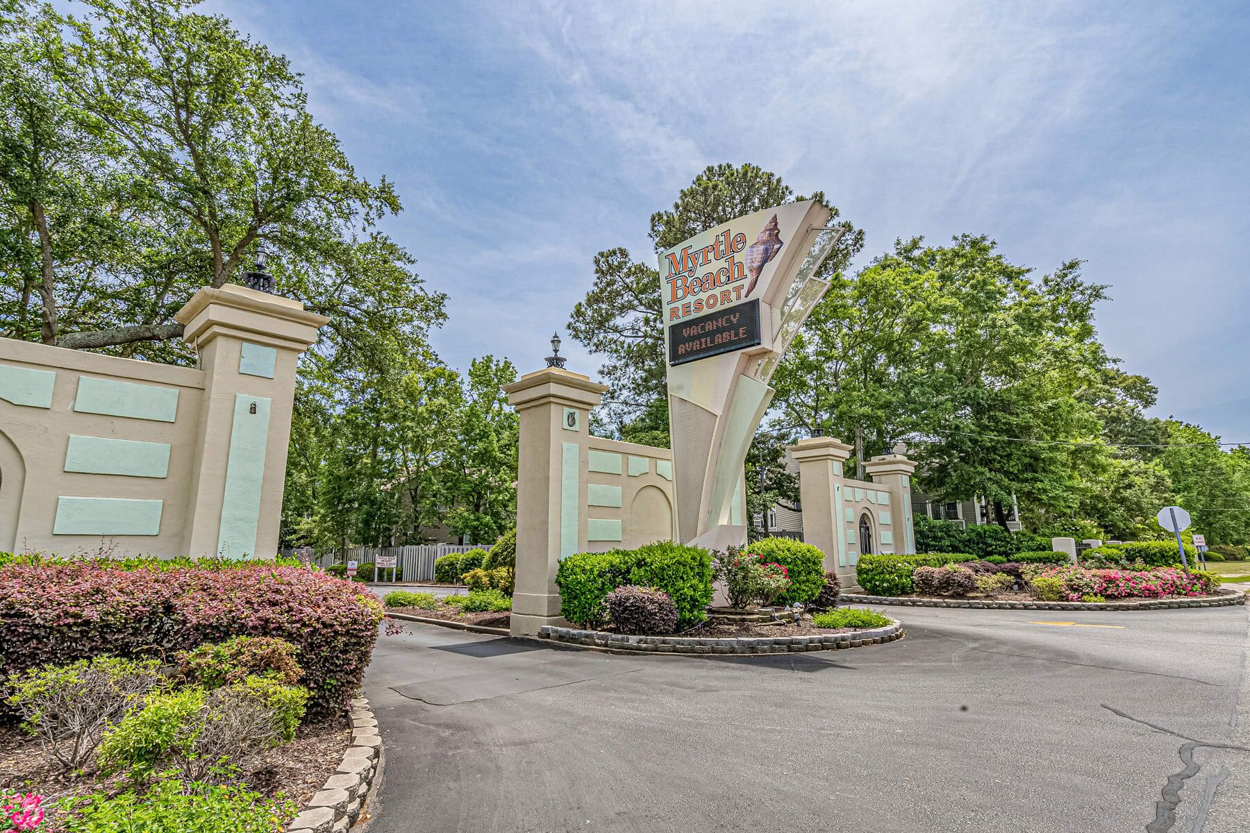 A resort entrance with a sign indicating vacancy availability.
