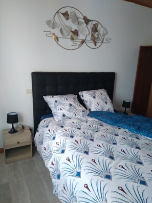 3 chambres, lit de bébé portatif, literie fournie