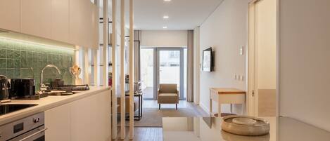 Køleskab, mikrobølgeovn, ovn, kogeplade