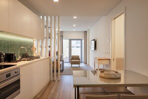 Køleskab, mikrobølgeovn, ovn, kogeplade