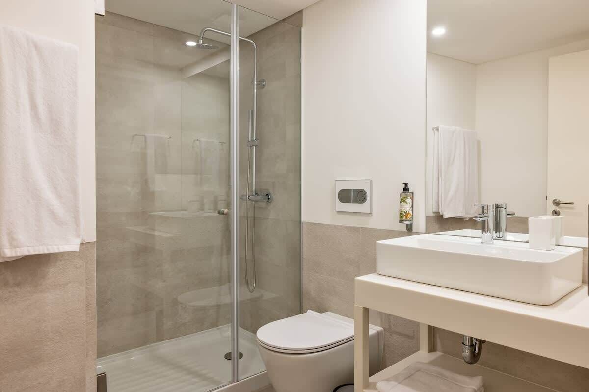 Shower, hair dryer, towels, shampoo